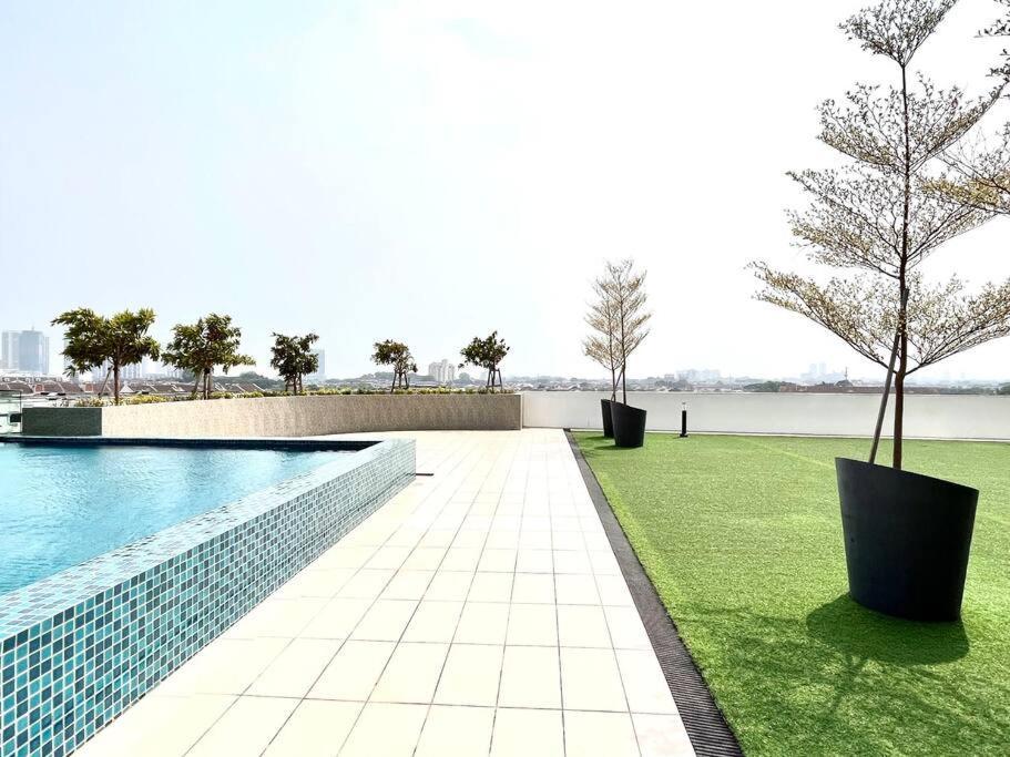 Urban Home-Swimming Pool-City Center Malacca Exterior photo