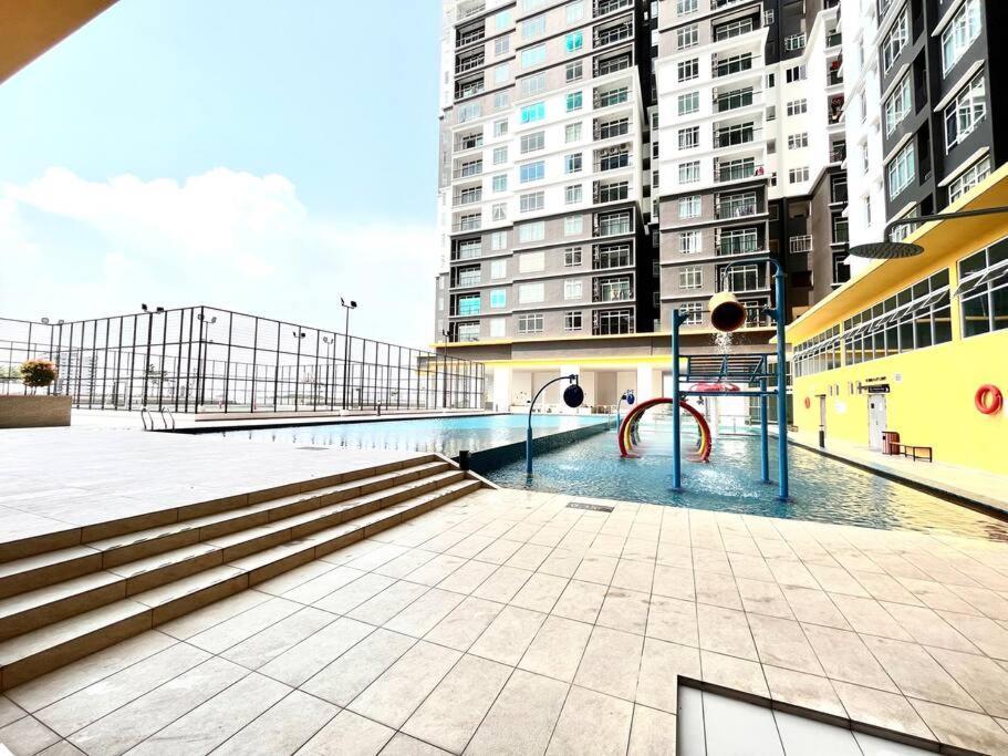 Urban Home-Swimming Pool-City Center Malacca Exterior photo