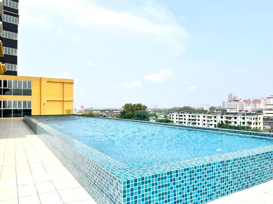 Urban Home-Swimming Pool-City Center Malacca Exterior photo