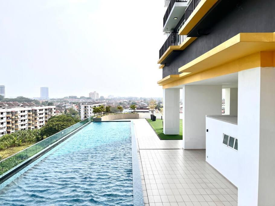 Urban Home-Swimming Pool-City Center Malacca Exterior photo